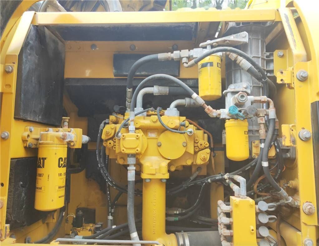 2016 Caterpillar 329D crawler excavator engine compartment view 2016 Caterpillar 329D crawler excavator engine compartment view