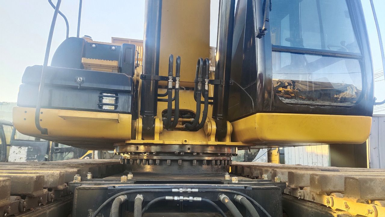2019 Caterpillar 320C amphibious excavator, close-up of the upper structure and swing bearing 2019 Caterpillar 320C amphibious excavator, close-up of the upper structure and swing bearing