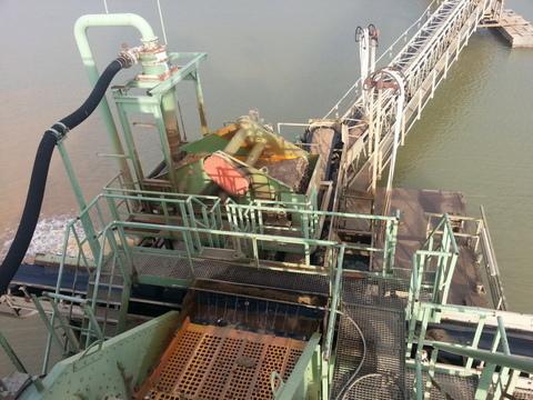 1996 ROHR EIMERKETTENBAGGER amphibious excavator, high-angle view of deck and conveyor system 1996 ROHR EIMERKETTENBAGGER amphibious excavator, high-angle view of deck and conveyor system