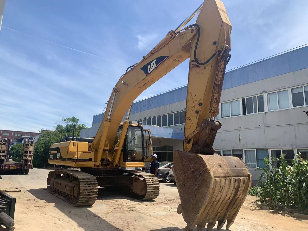 2018 Caterpillar 330BL crawler excavator, side view 2018 Caterpillar 330BL crawler excavator, side view
