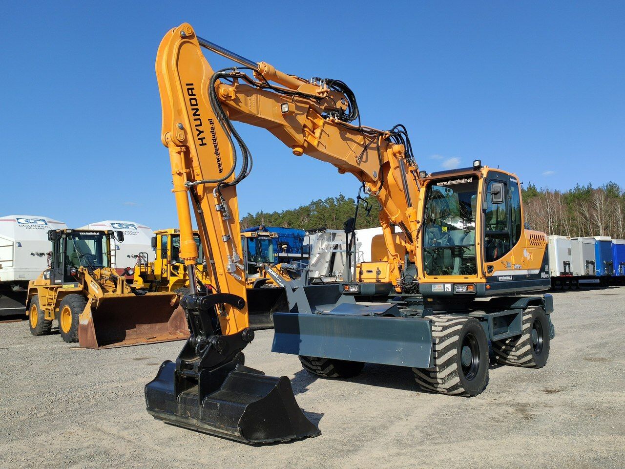 2014 Hyundai R140W-9 wheel excavator, side view 2014 Hyundai R140W-9 wheel excavator, side view