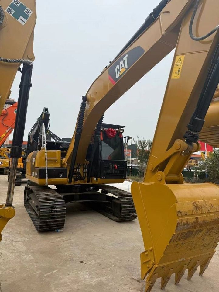 2024 Caterpillar 320D paletli ekskavatör önden görünüm