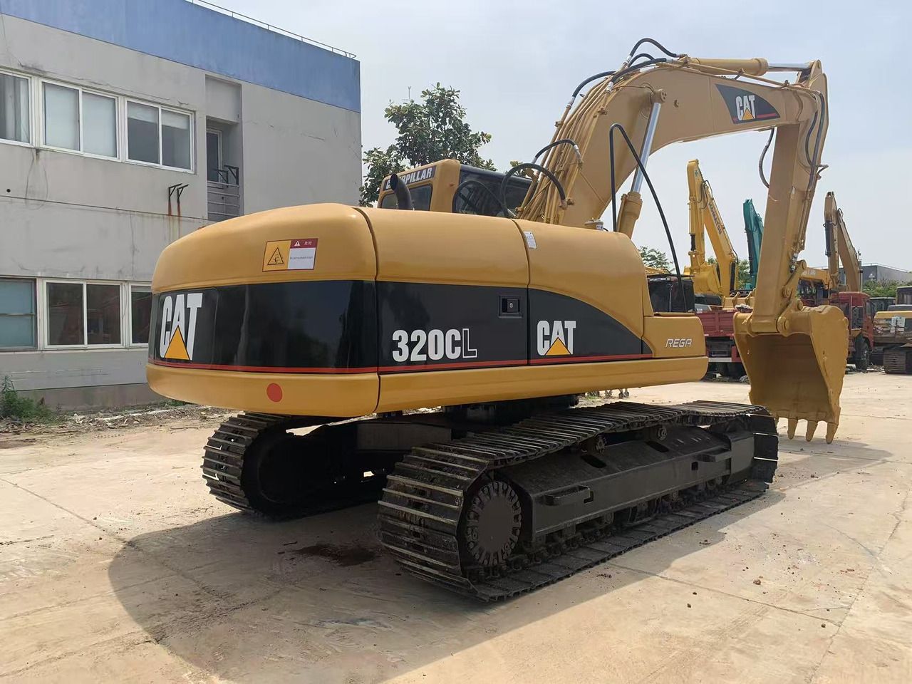 2017 Caterpillar 320CL crawler excavator, rear three-quarter view 2017 Caterpillar 320CL crawler excavator, rear three-quarter view