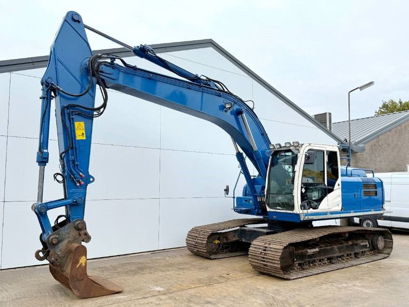 2016 Hitachi ZX250LC-6 crawler excavator side view 2016 Hitachi ZX250LC-6 crawler excavator side view