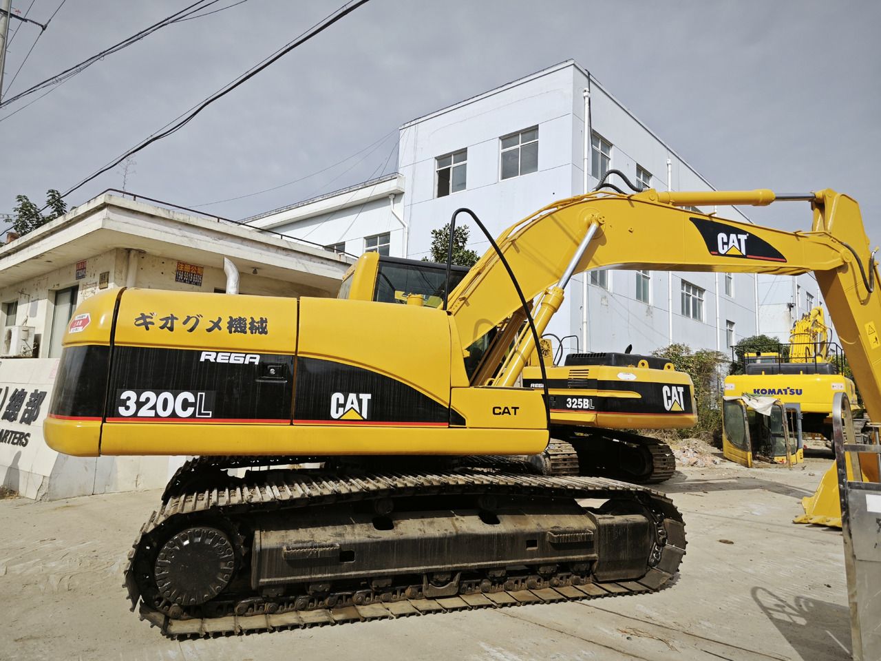 Caterpillar 320CL crawler excavator, side view
