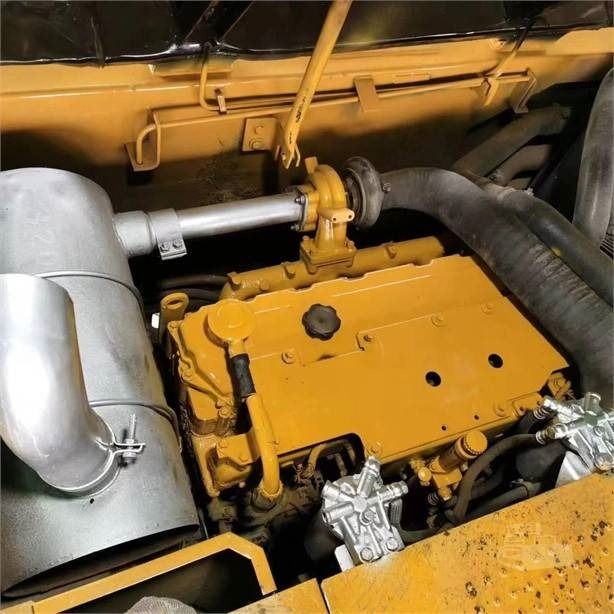 Widok komory silnika koparki gąsienicowej Caterpillar 320D z 2024 roku