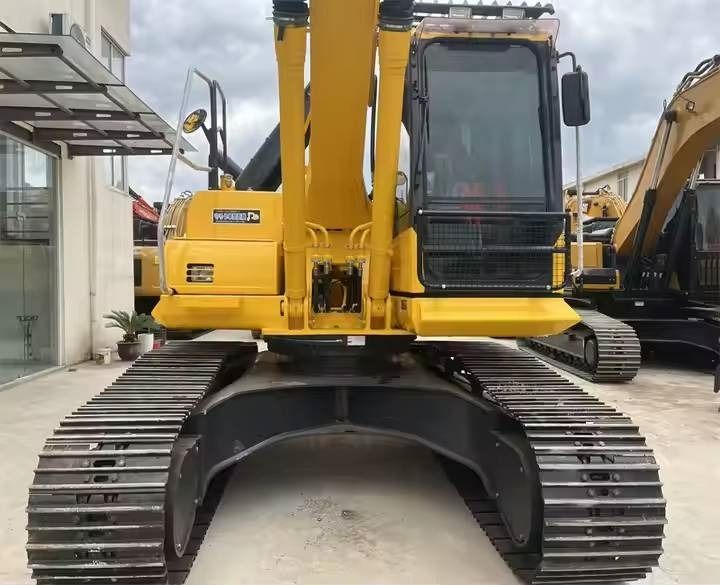 Pelle sur chenilles Komatsu PC220-8 2024, vue de face Pelle sur chenilles Komatsu PC220-8 2024, vue de face