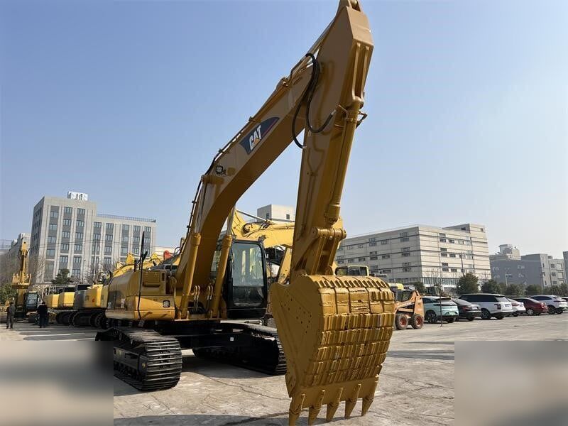 2022 Caterpillar 325CL crawler excavator, front three-quarter view 2022 Caterpillar 325CL crawler excavator, front three-quarter view