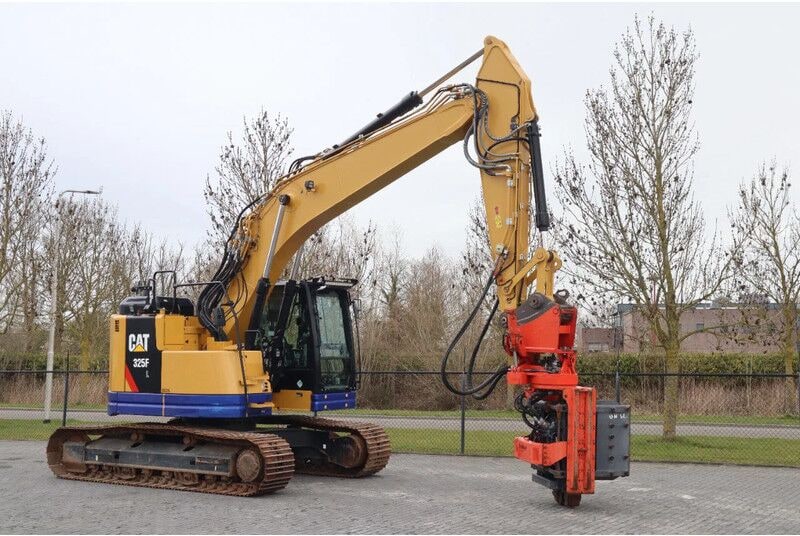 2018 CAT 325F LCR crawler excavator with Movax attachment, side view 2018 CAT 325F LCR crawler excavator with Movax attachment, side view