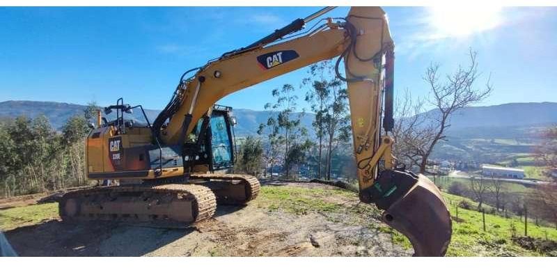 2014 Caterpillar 320E crawler excavator, side profile view
