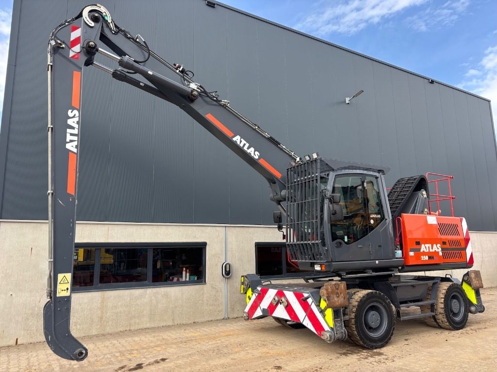 2020 Atlas 250MH material handler side view 2020 Atlas 250MH material handler side view