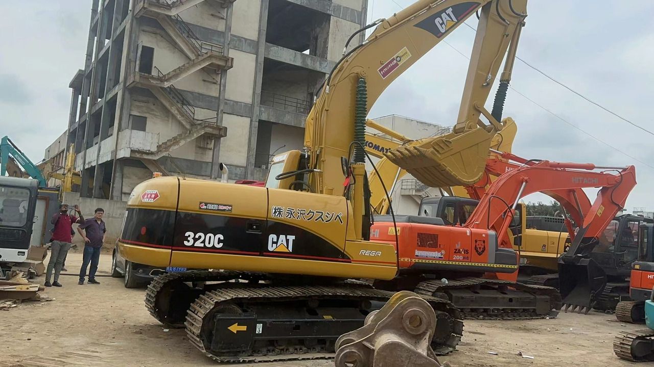 2016 Caterpillar 320C crawler excavator, side view 2016 Caterpillar 320C crawler excavator, side view
