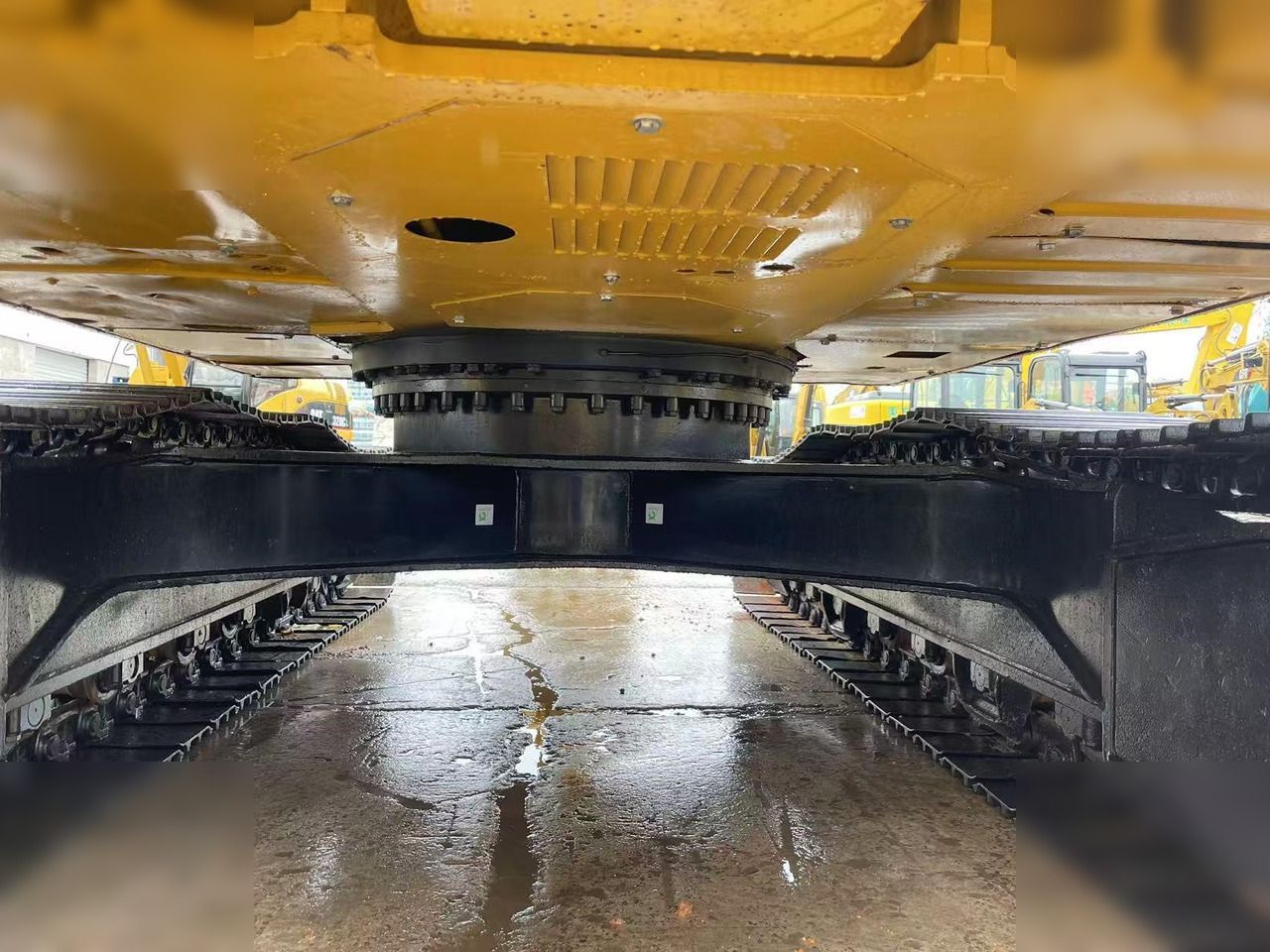 Гусеничний екскаватор 2010 Caterpillar 320CL, вигляд ходової частини Гусеничний екскаватор 2010 Caterpillar 320CL, вигляд ходової частини