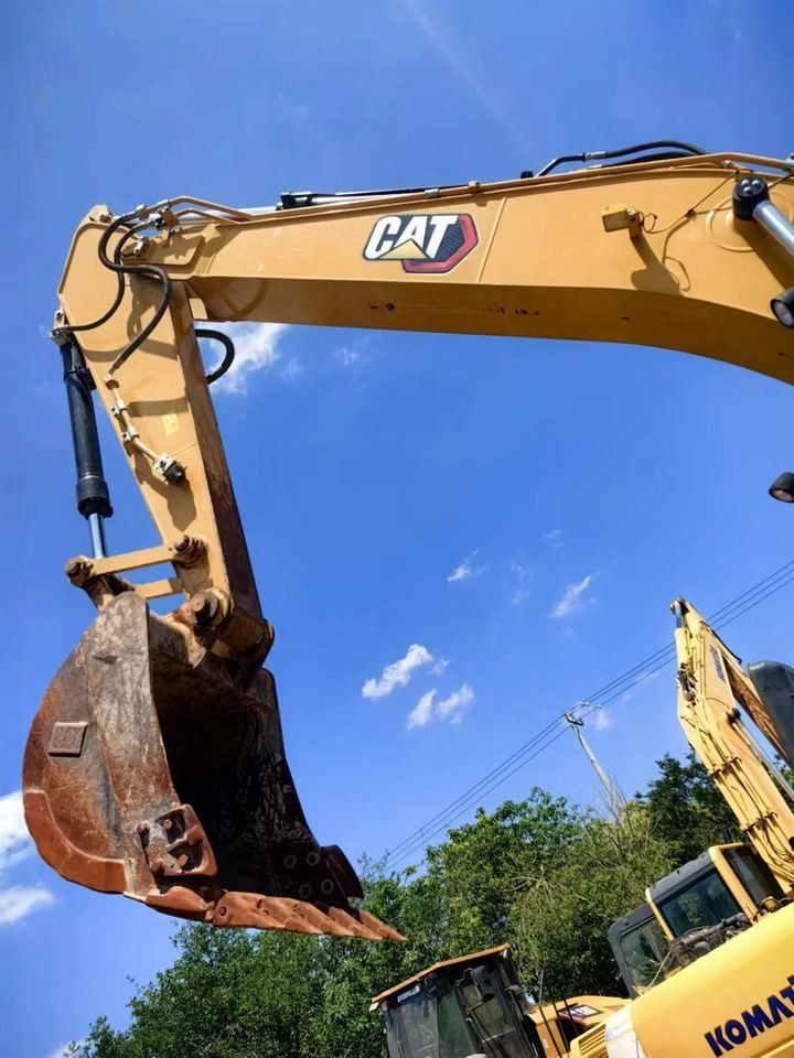 2023 Caterpillar 320GC crawler excavator boom and bucket detail 2023 Caterpillar 320GC crawler excavator boom and bucket detail