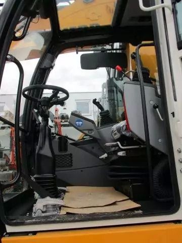 2023 Liebherr A 913 COMPACT G6.0-D LITRONIC wheel excavator interior view 2023 Liebherr A 913 COMPACT G6.0-D LITRONIC wheel excavator interior view