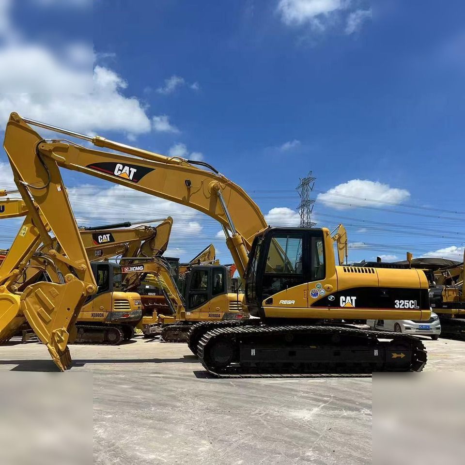 2018 Caterpillar 325CL crawler excavator side view 2018 Caterpillar 325CL crawler excavator side view