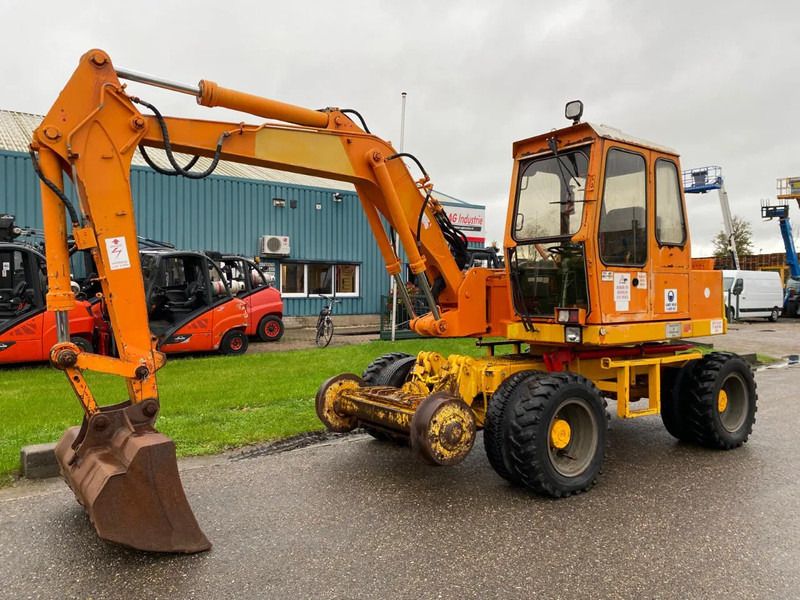 Atlas 1104 excavator, side view Atlas 1104 excavator, side view