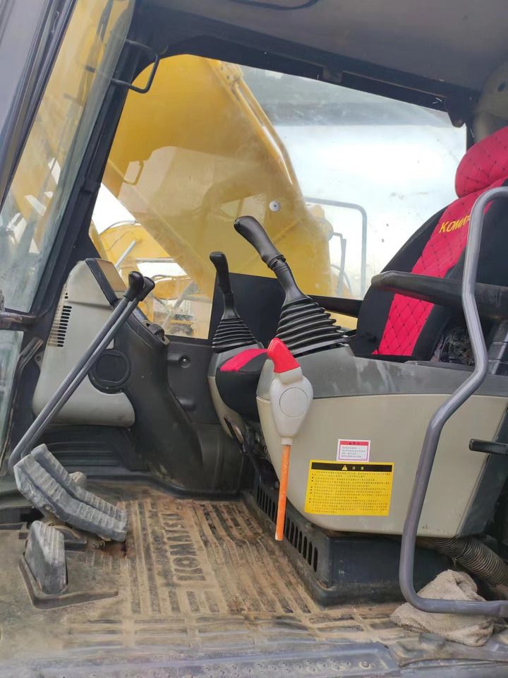 Escavadora de rastos Komatsu PC200-8 de 2018, vista do interior Escavadora de rastos Komatsu PC200-8 de 2018, vista do interior