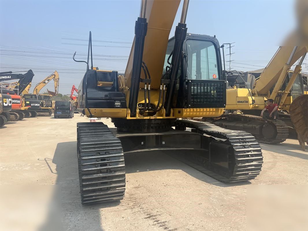 2024 Caterpillar 330D crawler excavator rear view 2024 Caterpillar 330D crawler excavator rear view