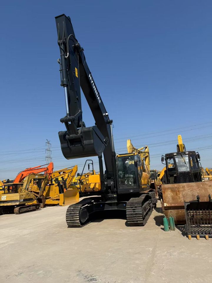 2020 Hyundai R300LC-9T crawler excavator, front view 2020 Hyundai R300LC-9T crawler excavator, front view
