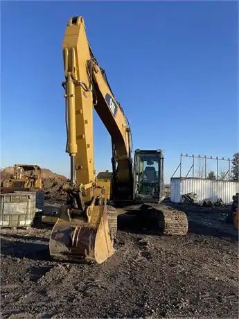 Pelle sur chenilles Caterpillar 320D 2022, vue avant trois-quarts Pelle sur chenilles Caterpillar 320D 2022, vue avant trois-quarts