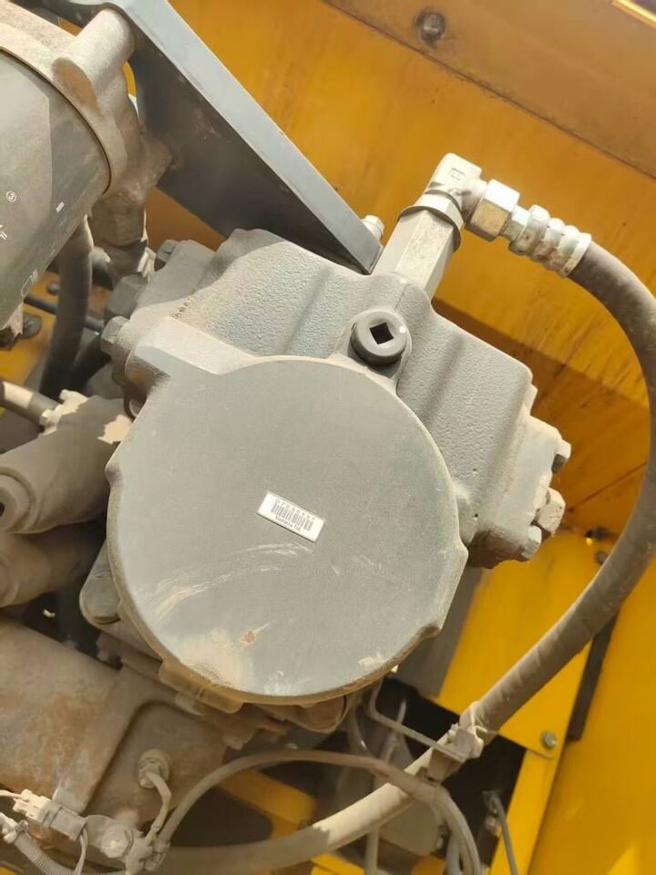 2022 Komatsu PC500 crawler excavator hydraulic component detail 2022 Komatsu PC500 crawler excavator hydraulic component detail
