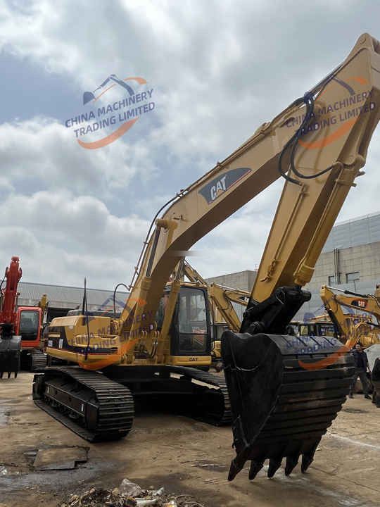 2016 Caterpillar 325BL crawler excavator, side view 2016 Caterpillar 325BL crawler excavator, side view