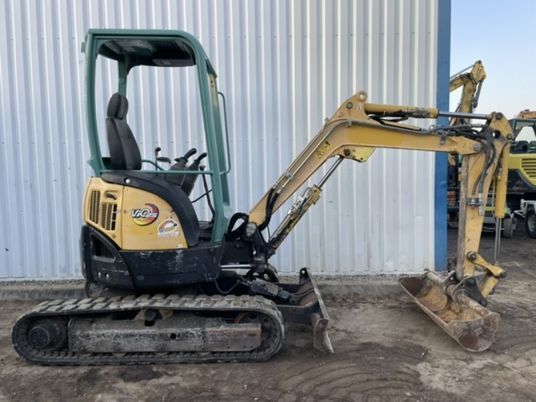 2015 Yanmar VIO25-4 mini excavator, side view 2015 Yanmar VIO25-4 mini excavator, side view