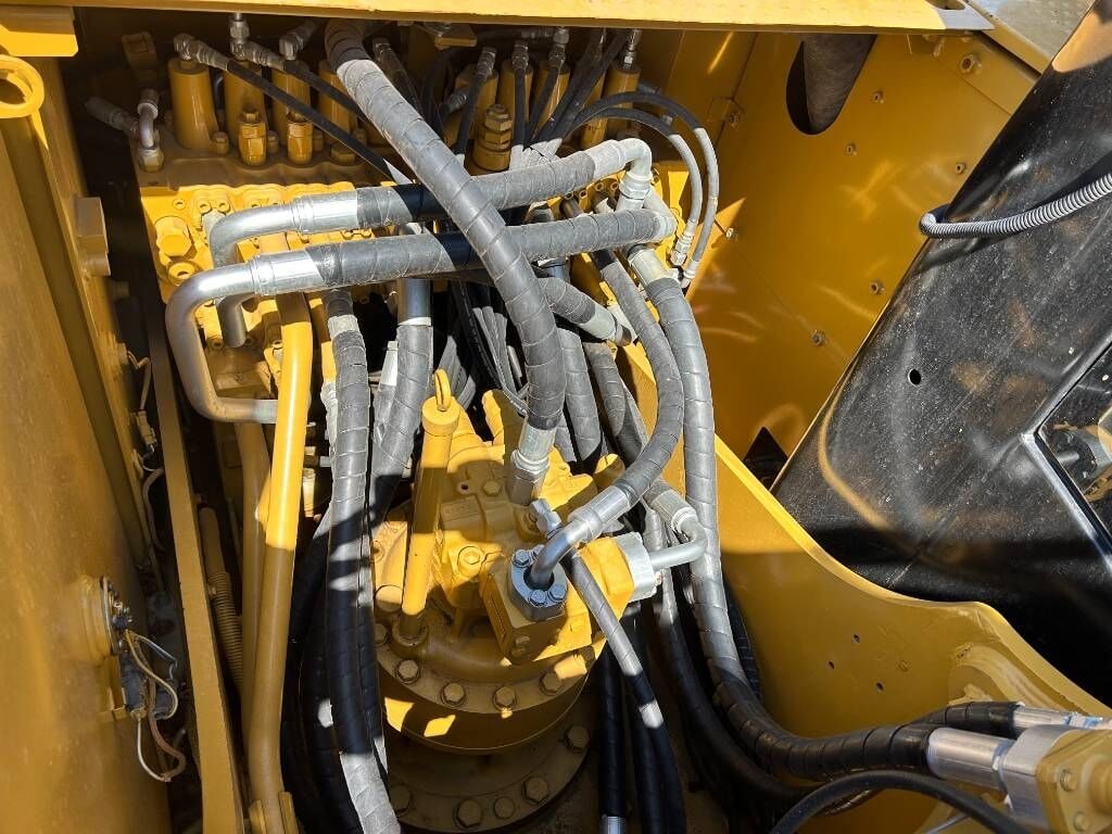 Escavatore cingolato Caterpillar 320D 2025, vano pompa idraulica