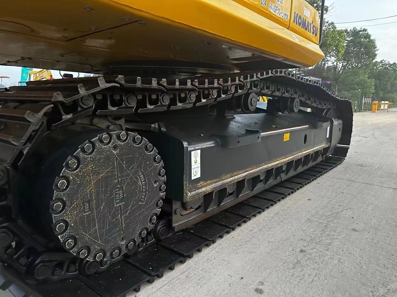 2021 Komatsu PC350-7 crawler excavator undercarriage view 2021 Komatsu PC350-7 crawler excavator undercarriage view