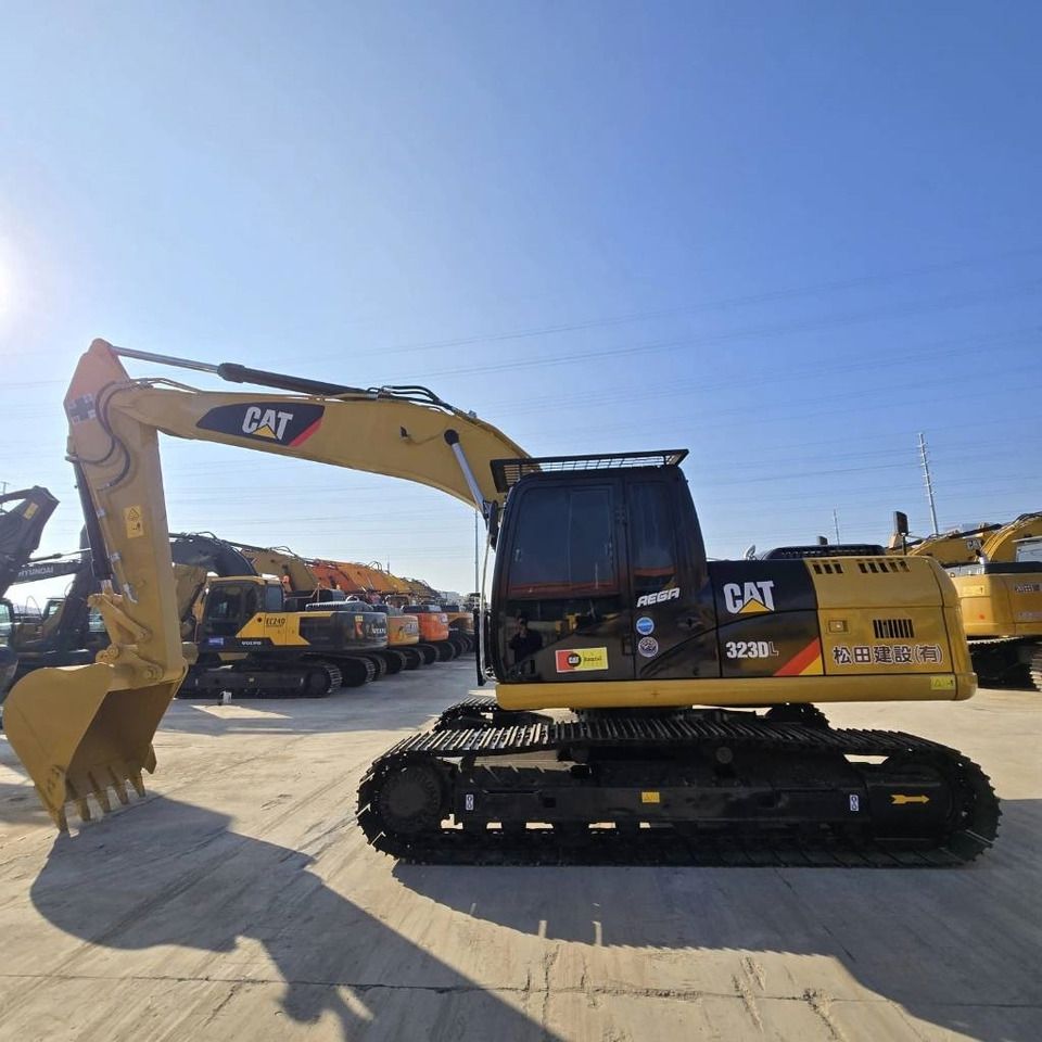 2023 Caterpillar 323DL excavator side view 2023 Caterpillar 323DL excavator side view