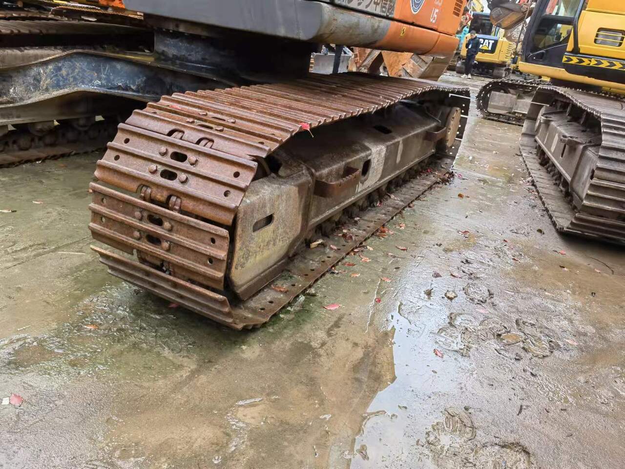 2016 Hitachi ZX135US crawler excavator track view 2016 Hitachi ZX135US crawler excavator track view