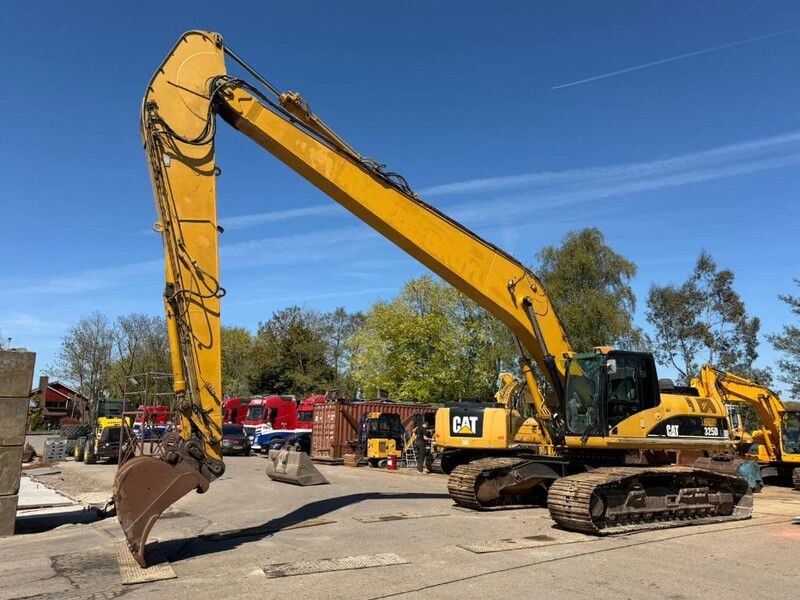 2006 Caterpillar 325D crawler excavator, side view