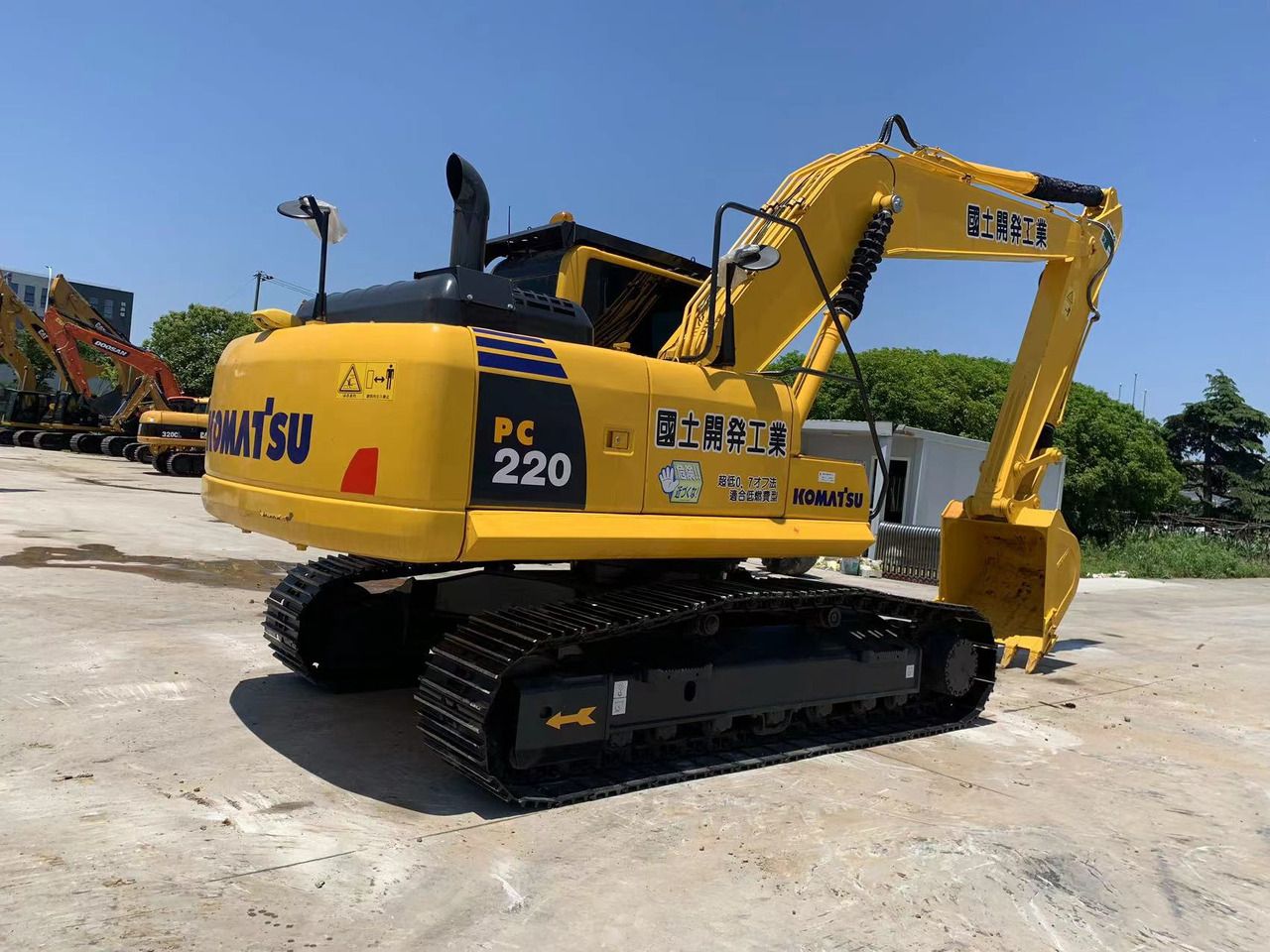 2021 Komatsu PC220 crawler excavator, rear three-quarter view 2021 Komatsu PC220 crawler excavator, rear three-quarter view