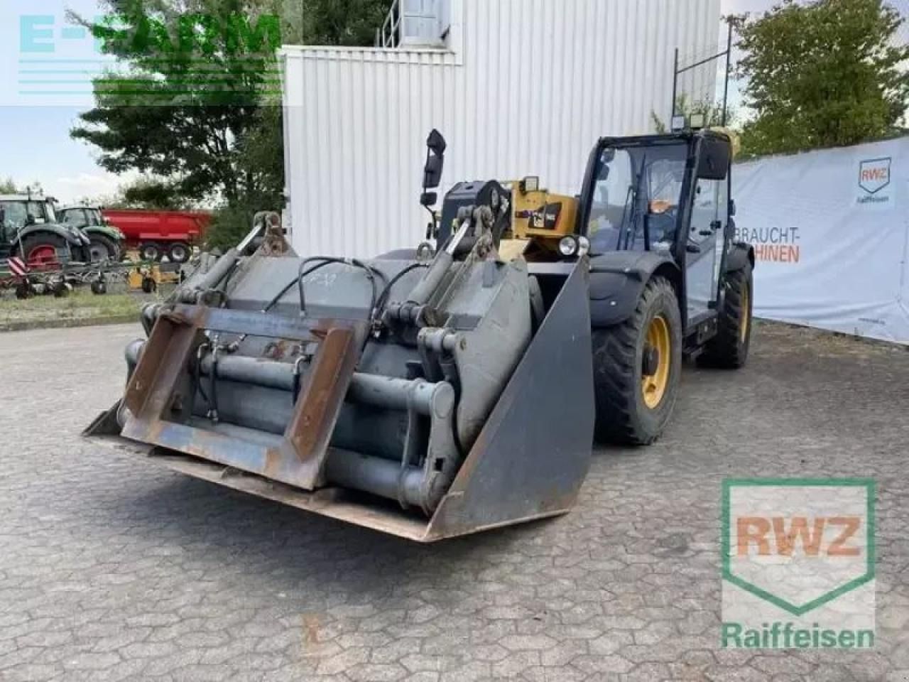 2016 Caterpillar TH 407C telehandler, front three-quarter view 2016 Caterpillar TH 407C telehandler, front three-quarter view