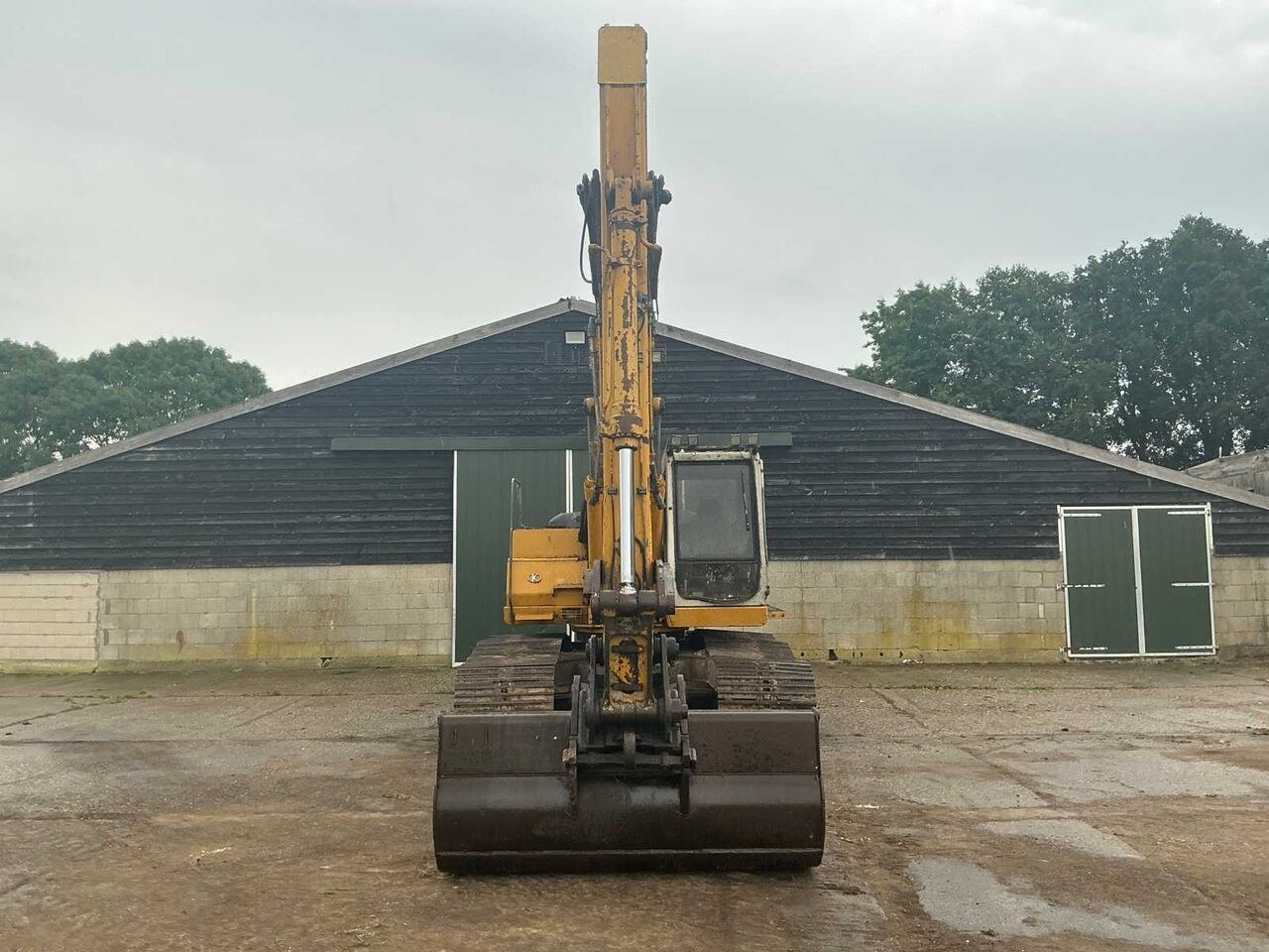 2000 Kato HD823LC crawler excavator, front view 2000 Kato HD823LC crawler excavator, front view