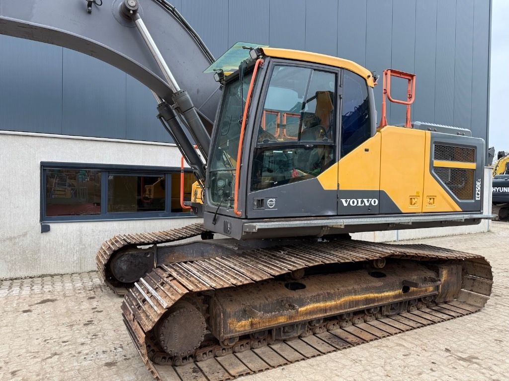 2016 Volvo EC250EL crawler excavator, side view 2016 Volvo EC250EL crawler excavator, side view