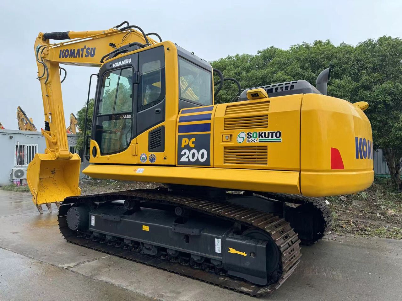 2023 Komatsu PC200-8 koparka gąsienicowa, widok z tyłu pod kątem 2023 Komatsu PC200-8 koparka gąsienicowa, widok z tyłu pod kątem