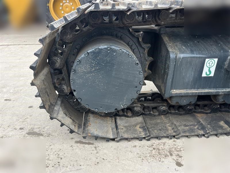 2020 Hyundai R220LC-9S crawler excavator track drive detail
