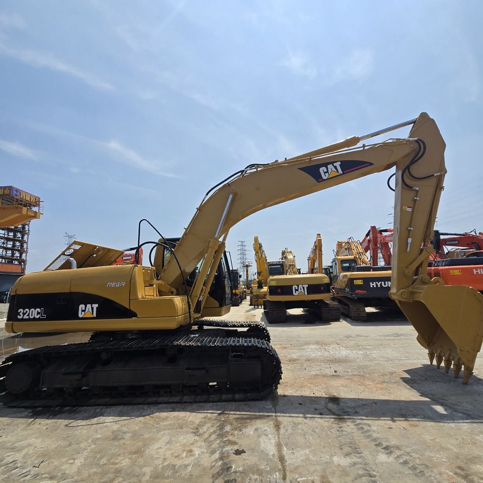 Excavator pe senile 2021 Caterpillar 320CL, vedere profil lateral Excavator pe senile 2021 Caterpillar 320CL, vedere profil lateral
