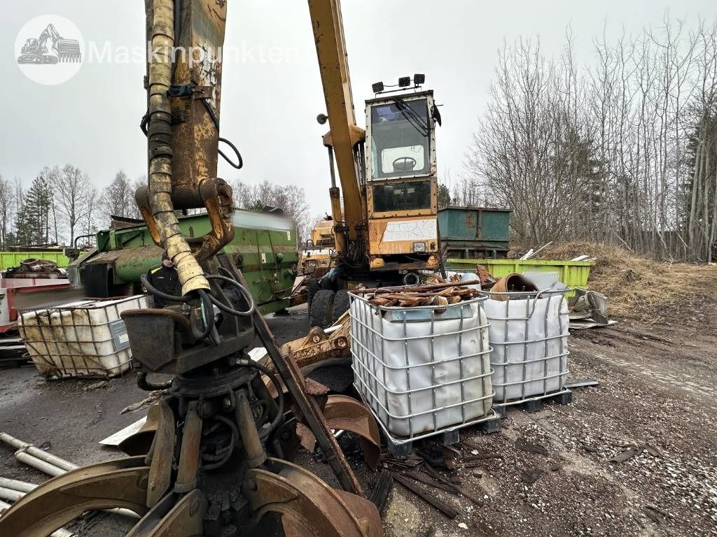 1988 Liebherr A 922 material handler, front view of boom and grapple 1988 Liebherr A 922 material handler, front view of boom and grapple