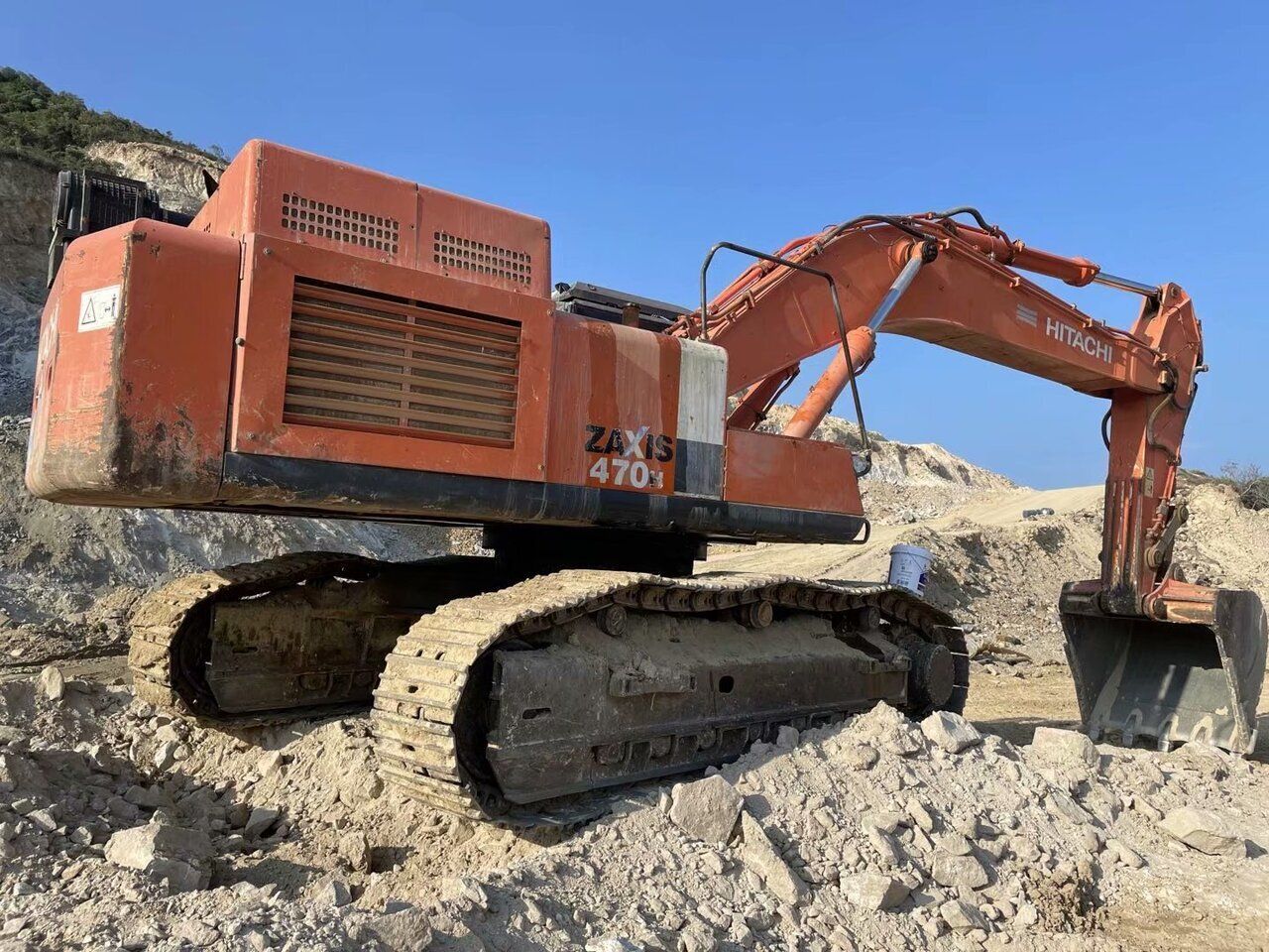2010 Hitachi Zaxis 470 crawler excavator, rear three-quarter view