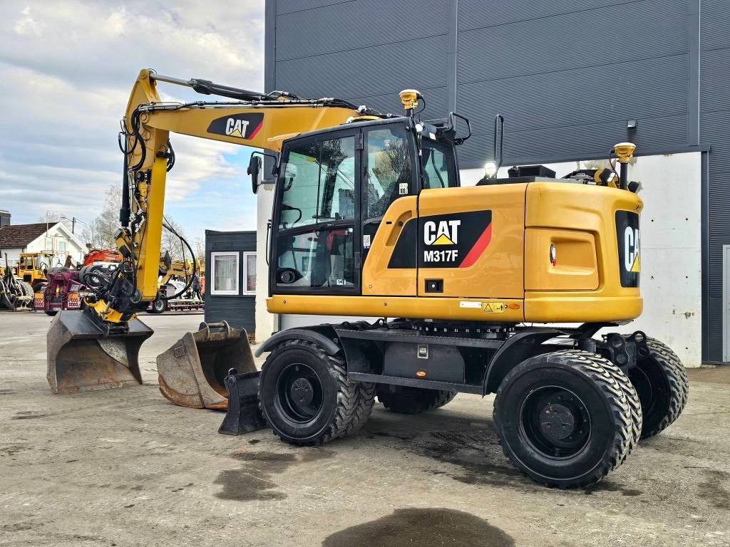 2017 Caterpillar M317F wheel excavator, side view 2017 Caterpillar M317F wheel excavator, side view