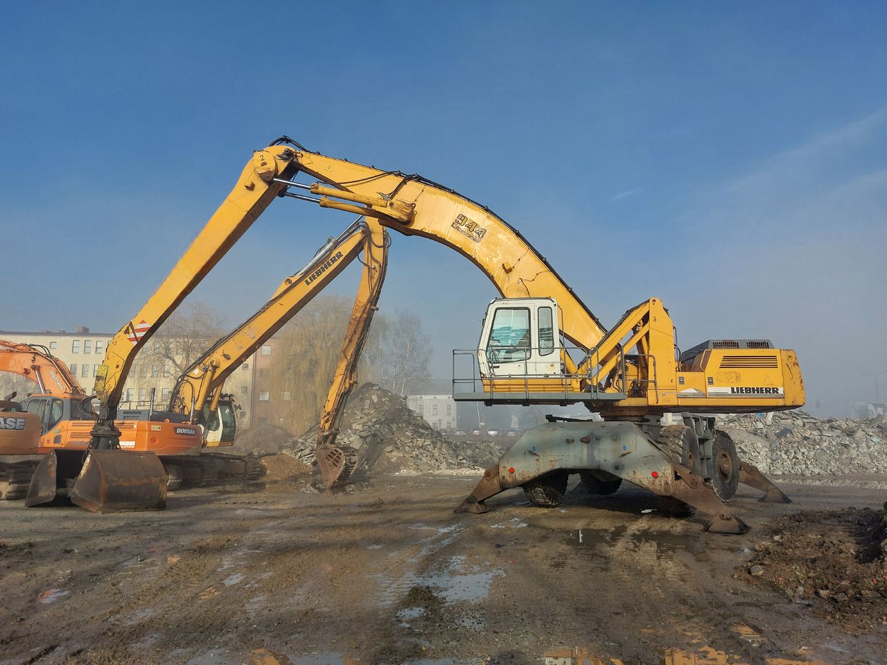 2005 Liebherr A944BHD material handler, side view 2005 Liebherr A944BHD material handler, side view