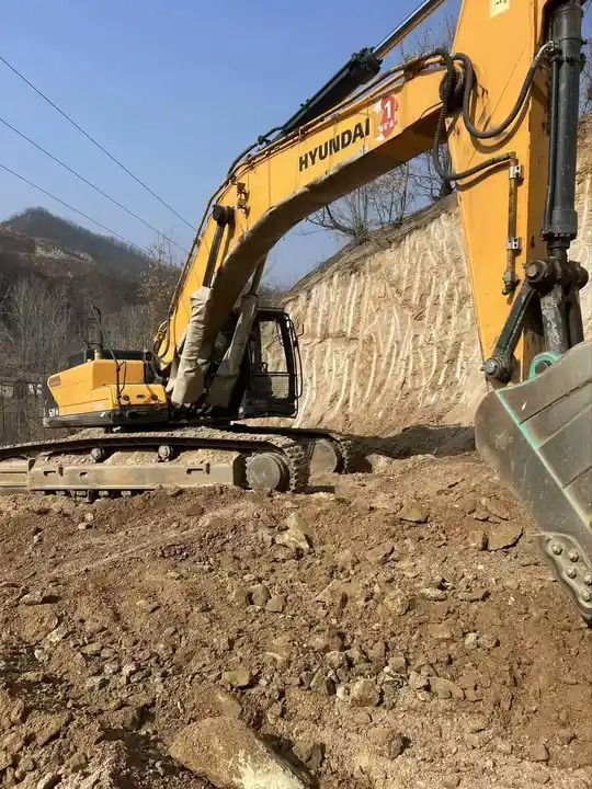 2020 Hyundai 520VS crawler excavator, side view 2020 Hyundai 520VS crawler excavator, side view