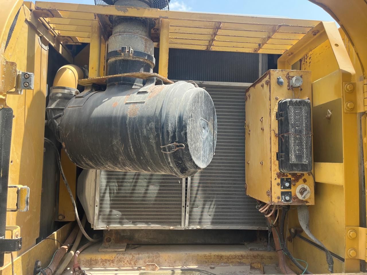 2006 Caterpillar 330C crawler excavator engine compartment view 2006 Caterpillar 330C crawler excavator engine compartment view