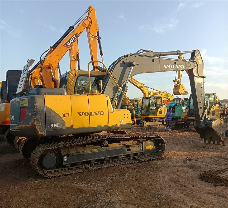 Volvo EC140B crawler excavator, side view Volvo EC140B crawler excavator, side view