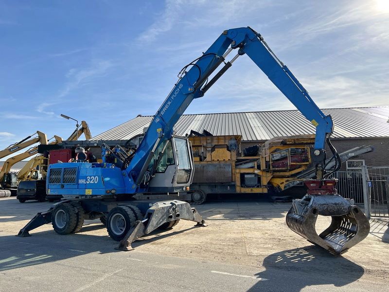 2016 Terex MHL320 material handler, side view 2016 Terex MHL320 material handler, side view