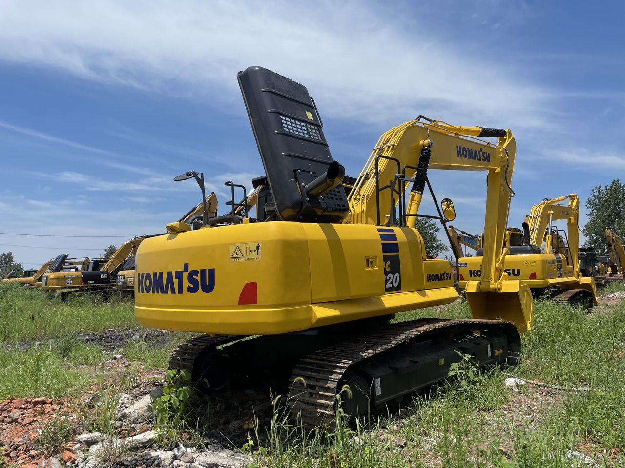 Escavatore cingolato Komatsu PC220-8 del 2023, vista posteriore tre quarti