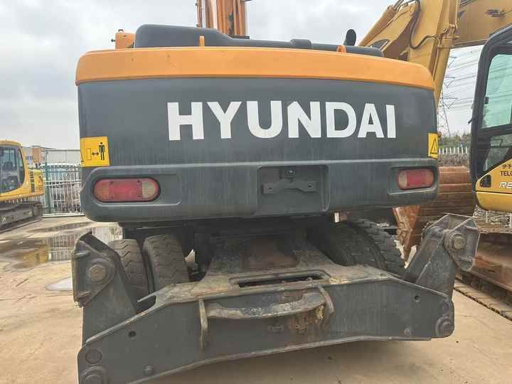 2023 Hyundai 210-9 crawler excavator rear view 2023 Hyundai 210-9 crawler excavator rear view